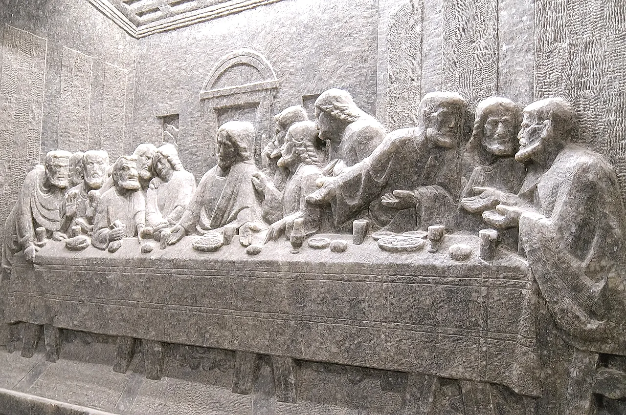 Un bas-relief de la Cène taillé dans le sel sur une paroi de la chapelle Sainte-Kinga