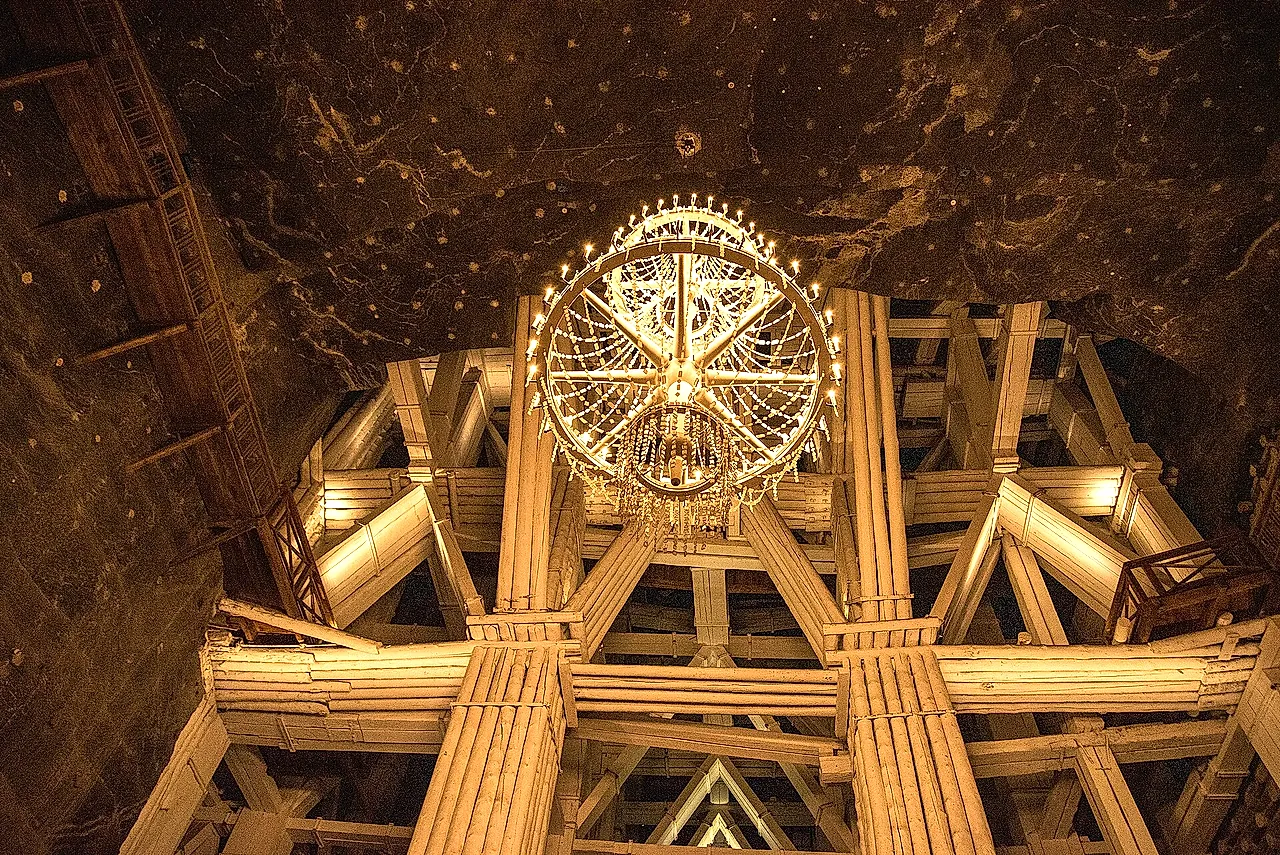 La estructura de madera y la araña en forma de rueda en la cámara Michałowice