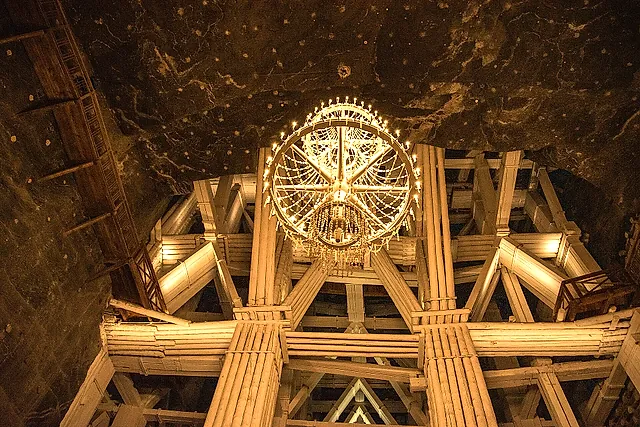 The wooden structure and the wheel-shaped chandelier in the Michałowice Chamber
