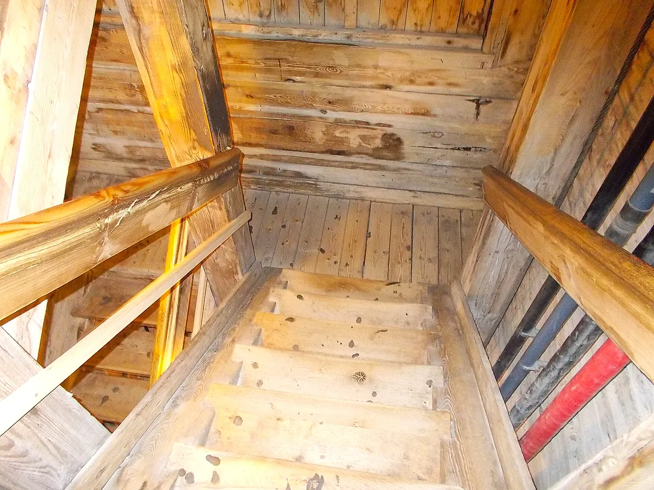 La escalera de madera que desciende en espiral hacia la mina