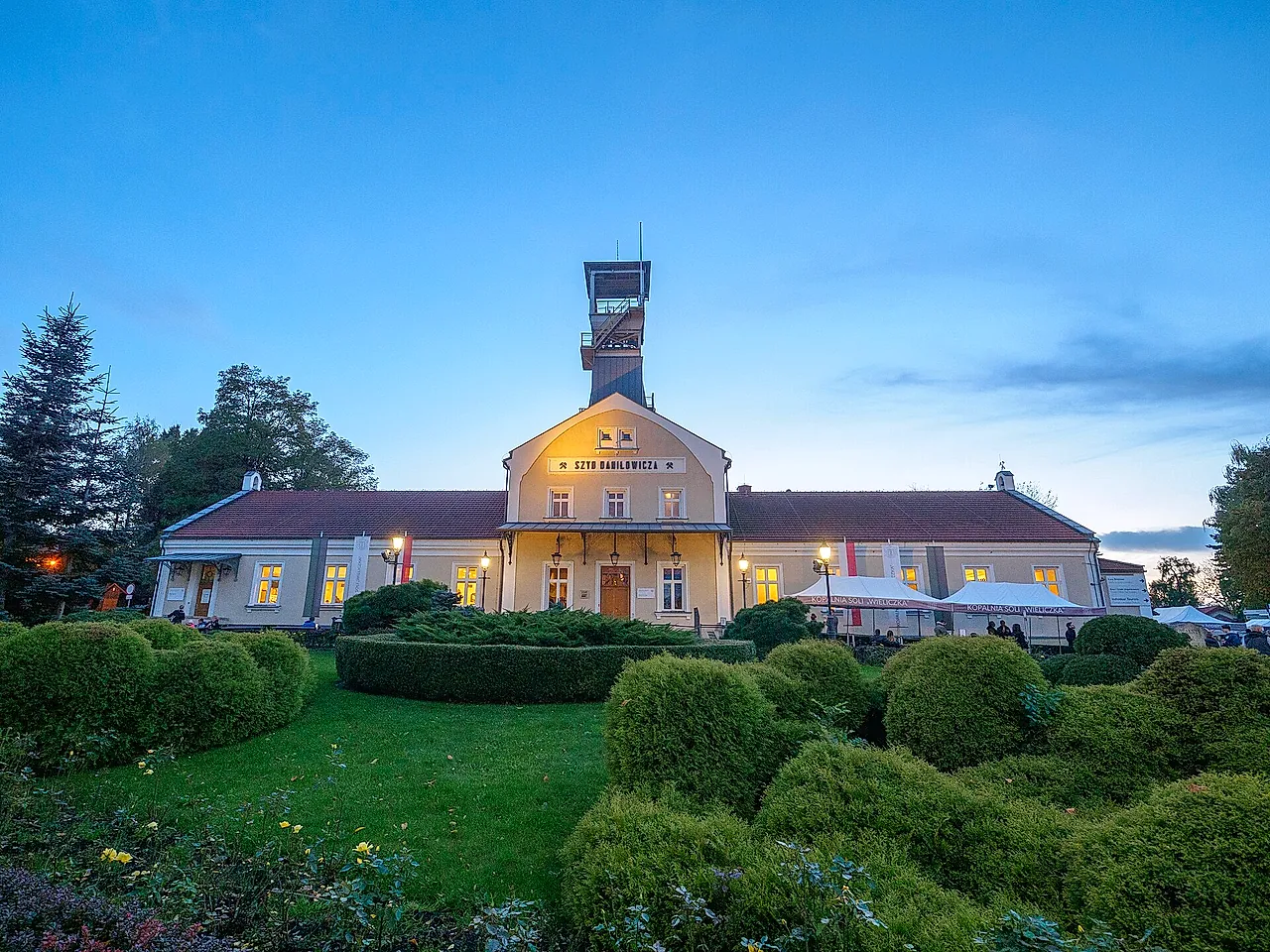 El edificio del pozo Daniłowicz y su castillete al atardecer, punto de partida de la visita